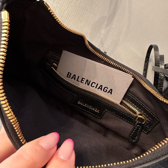 WOMEN'S LE CAGOLE SMALL SHOULDER BAG IN BLACK
CAD$ 3,500
Gold hardware - Picture 6 of 6